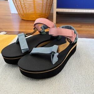 Teva Flatform Universal Sandal in Light Multi. W 7
